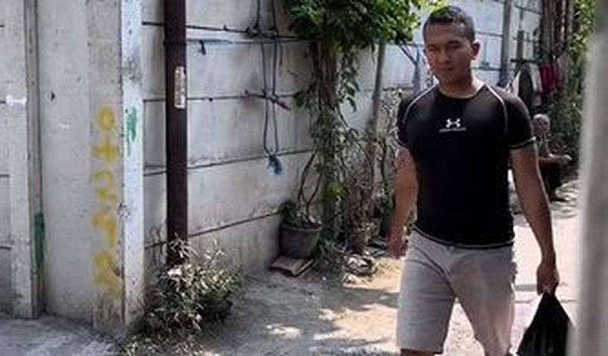 Setelah 30 menit berlalu, Gading pun pulang dengan membawa semua bahan-bahan titipan istrinya.