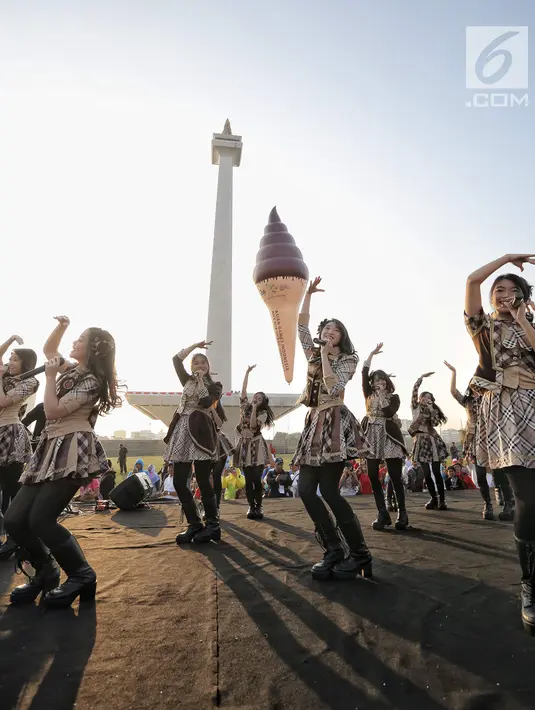 Girlband JKT48 saat tampil dalam acara puncak Kirab Obor Asian Games 2018 di Monas, Jakarta, Sabtu (18/8). Obor Asian Games 2018 diarak dari Monumen Nasional (Monas) menuju Stadion Utama Gelora Bung Karno (SUGBK). (Liputan6.com/Faizal Fanani)