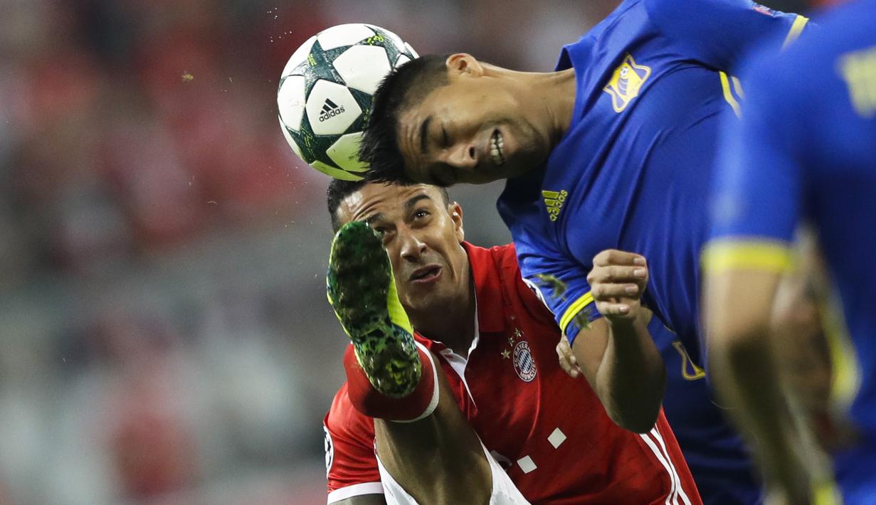 Pemain Bayern Munchen, Thiago Alcantara (kiri) mencoba menghalau bola dari sundulan pemain Rostov, Christian Noboa pada laga grup D Liga Champions di Allianz Arena, Munich, Jerman, (14/9/2016) dini hari WIB. (AP Photo/Matthias Schrader)