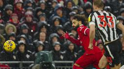 Mo Salah menjadi pusat perhatian dengan dua gol (49' dan 86') serta satu assist yang ia bukukan. (AP Photo/Jon Super)