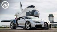 Salah satu mobil tercepat di dunia, Bugatti Chiron adu cepat dengan pesawat luar angkasa di landasan pacu. (source: carscoops.com)