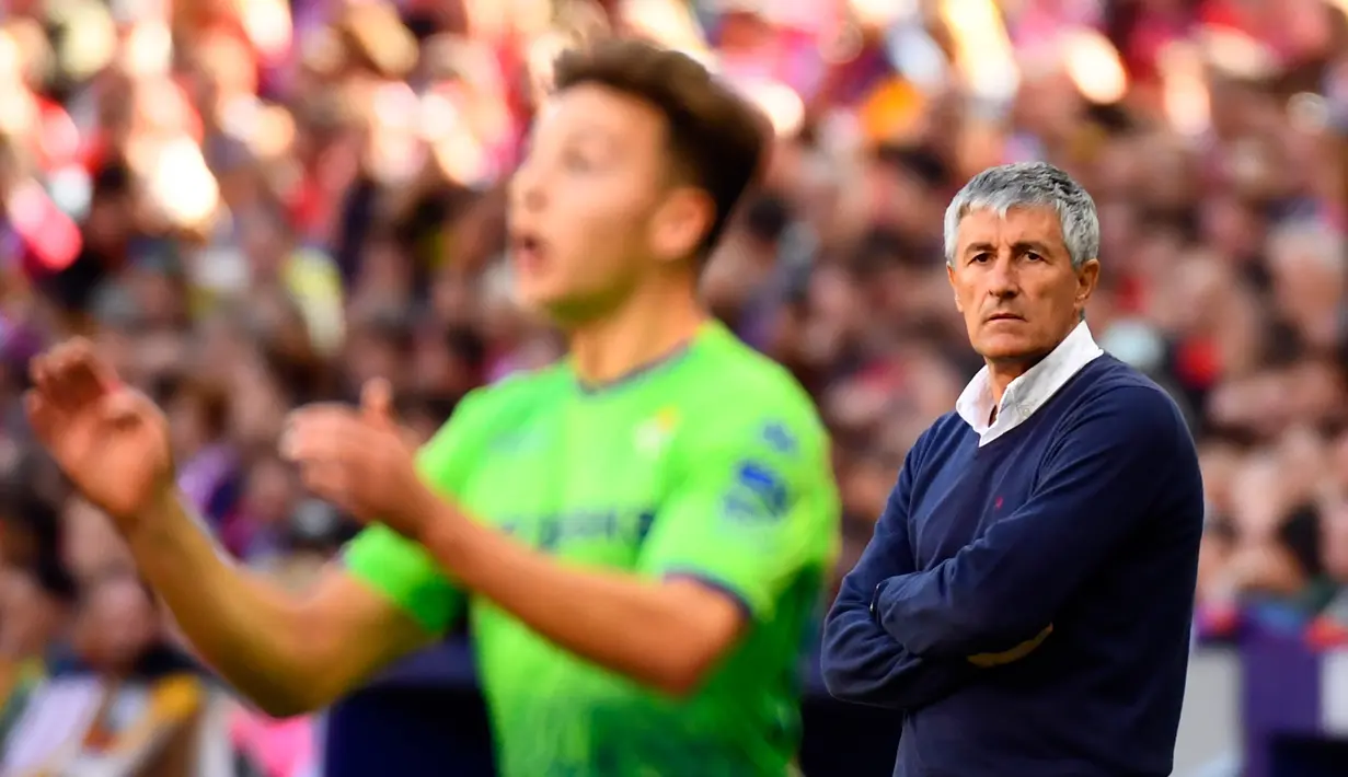 Ekspresi pelatih Real Betis Quique Setien saat anak asuhnya menghadapi Atletico de Madrid pada pertandingan Liga Spanyol di Stadion Wanda Metropolitano, Madrid, Spanyol, 7 Oktober 2018. Setien menjadi pelatih Barcelona menggantikan Ernesto Valverde yang dipecat. (GABRIEL BOUYS/AFP)