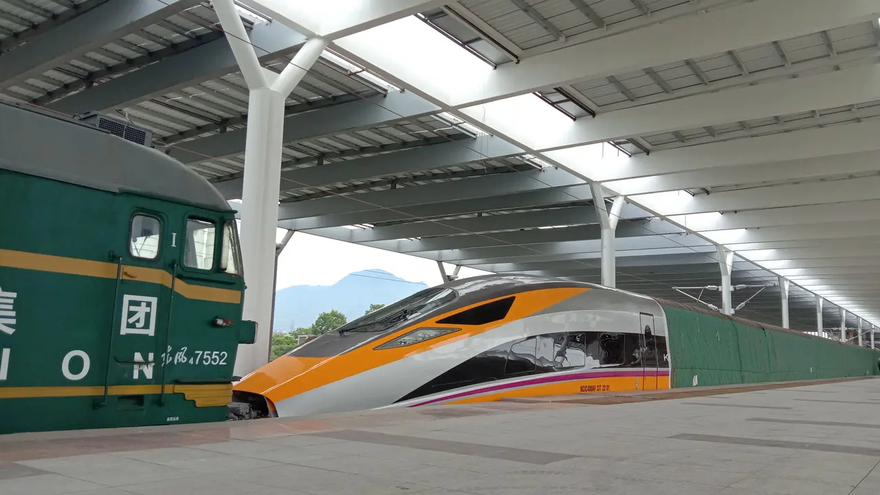 Penampakan Kereta Cepat Jakarta-Bandung di Stasiun Tegalluar, Kabupaten Bandung, Kamis (13/10/2022). (Maulandy/Liputan6.com)