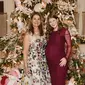 Jennifer Gates bersama sang ibu, Melinda Gates dalam baby shower bertema Natal. (Dok: Instagram @jennifergates)