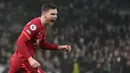 Drama Andrew Robertson di laga melawan Tottenham Hotspur seperti roller coaster. Ia berkontribusi atas dua gol Liverpool dengan mencetak satu gol dan satu assist, sekaligus membuat skuat The Reds menjadi pincang akbiat kartu merahnya. (AFP/Justin Tallis)