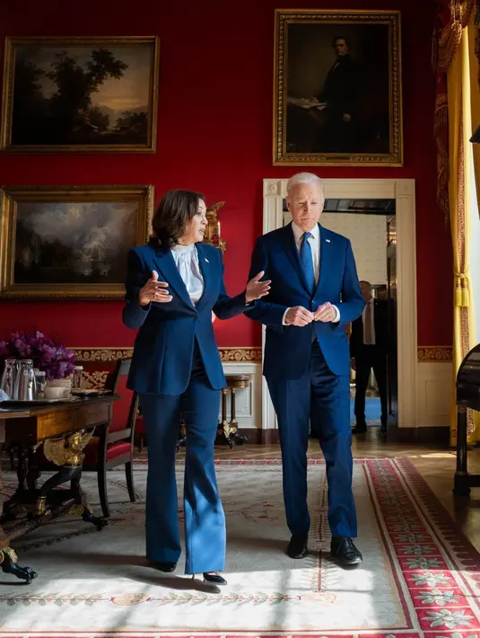 Cara menarik Kamala Harris memadu-padankan blazer dan celana panjang biru tuanya dengan atasan blouse bernuansa abu-abu. [Foto: Instagram/kamalaharris]