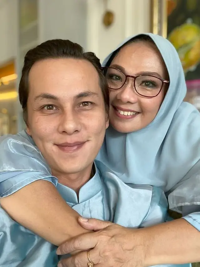 Jarang Tersorot, Ini 6 Potret Kebersamaan Andhika Pratama dan Ibunda