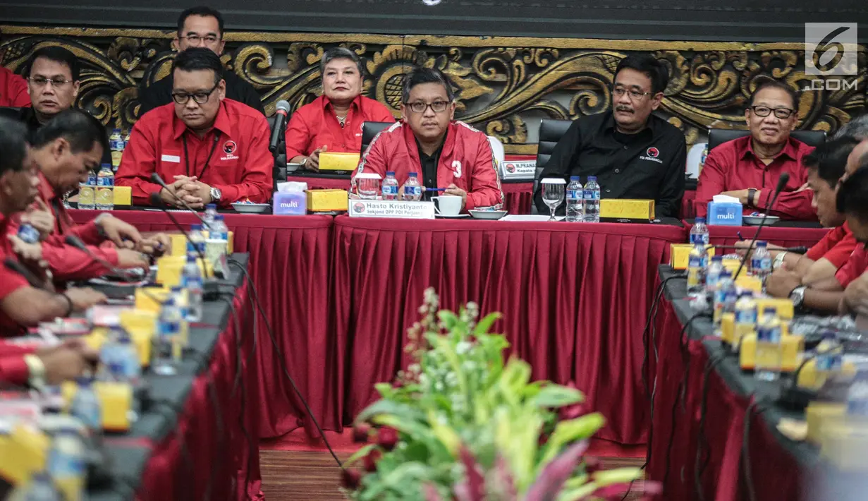 Sekretaris Jenderal PDIP, Hasto Kristiyanto memberikan arahan dalam Rapat Kordinasi Nasional (Rakornas) pemenangan Pileg dan Pilpres 2019 di Jakarta, Sabtu (1/12). Rakornas ini dihadiri pengurus DPD PDIP seluruh Indonesia. (Liputan6.com/Faizal Fanani)