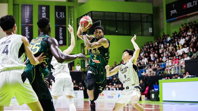 Pemain Pacific Caesar AJ Bramah menebos pertahanan Dewa United di lanjutan IBL 2026