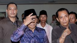 Bupati Bangkalan, Fuad Amin saat memasuki ruang sidang Pengadilan Tipikor, Jakarta, Senin (25/5/2015). KPK mendakwa Fuad melakukan tindak pidana korupsi dan pencucian uang terkait permintaan penyaluran gas alam ke Gili Timur. (Liputan6.com/Helmi Afandi)