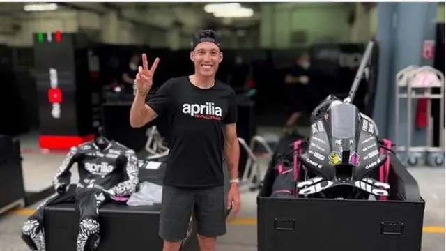 Tiba di Mandalika, Juara Dunia MotoGP Fabio Quartararo Pergi ke Pantai dan Beli Kartu Perdana