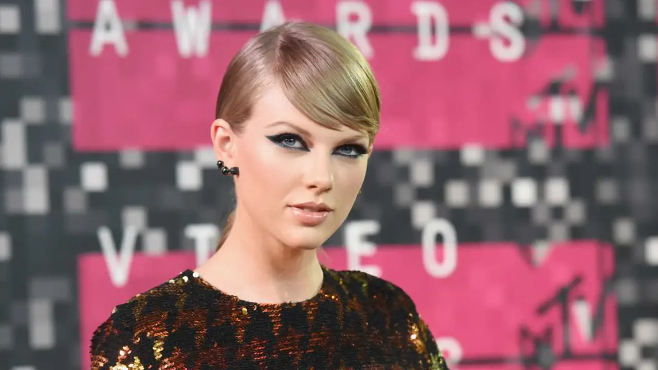 4 Gaya Nggak Biasa Taylor Swift di MTV VMA 2015