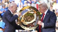 Presiden Donald Trump dan Presiden FIFA Gianni Infantino membawa trofi juara pada akhir laga final Piala Dunia Antarklub di MetLife Stadium, New Jersey, 13 Juli 2025. (AP Photo/Jacquelyn Martin)