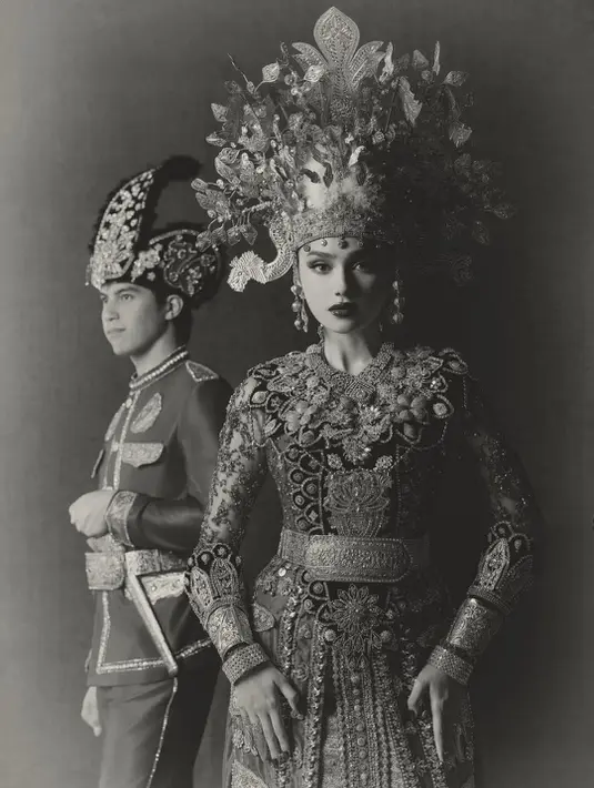 El Rumi lengkapi busananya dengan ikat pinggang emas dan Paluwala atau penutup kepala hitam emas [@syifahadju]