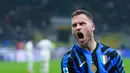 Pemain Inter Milan, Marko Arnautovic, melakukan selebrasi setelah mencetak gol ke gawang Fiorentina pada lanjutan Liga Italia di Stadion Giuseppe Meazza, Selasa (11/2/2025). (AP Photo/Luca Bruno)