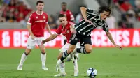 Pemain Manchester United, Alvaro Fernandez (kanan) berebut bola dengan pemain Wrexham, Billy Waters pada laga uji coba pramusim di Snapdragon Stadium, San Diego, California, Rabu (25/07/2023) WIB. (AFP/Getty Images/Sean M. Haffey)