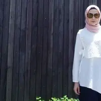 Memutuskan berhijab, Fenita Arie makin menawan dengan hijabnya.