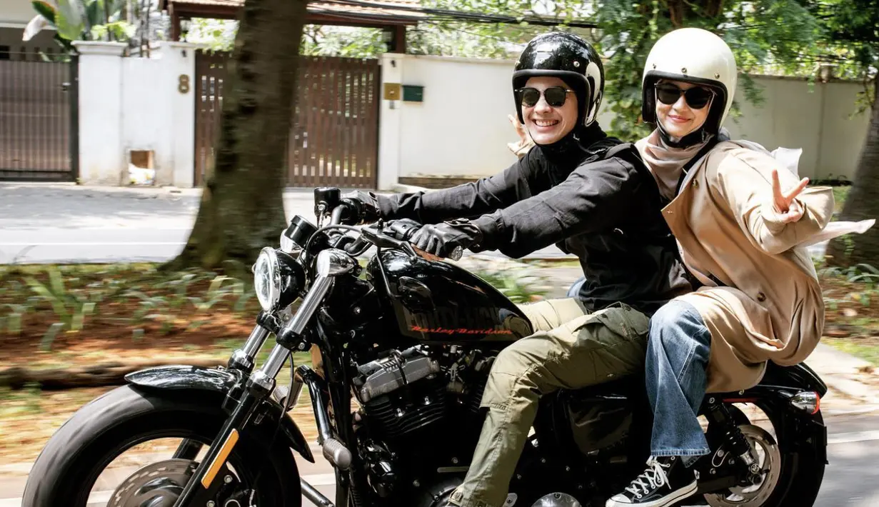 Natasha terlihat casual dengan sepatu sneakers dan denim. [Foto: Instagram/ Dian Ayu]