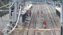 Pekerja menyelesaikan proyek pembangunan Kereta Api Bandara di Kawasan Dukuh Atas, Jakarta, Selasa (28/2). Jalur kereta rute Manggarai-Dukuh Atas-Tanah Abang-Batu Ceper-Bandara Soetta ditargetkan selesai pertengahan tahun 2017. (Liputan6.com/Yoppy Renato)