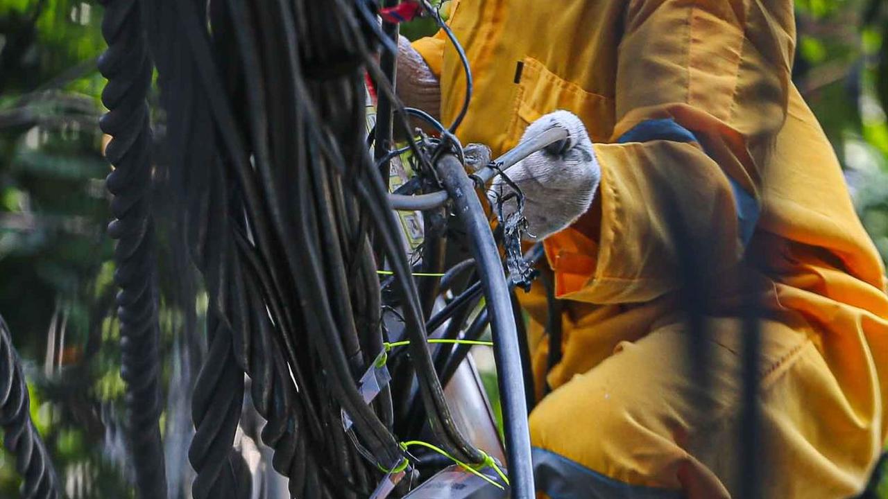 FOTO: Aksi Petugas Dinas Bina Marga Terus Gencar Tertibkan Kabel Semrawut di Jakarta