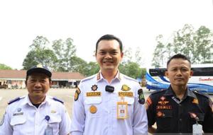 Kepala Dinas Perhubungan (Dishub) Kota Tangerang Achmad Suhaely saat memantau layanan mudik di Terminal Poris Plawad. (Antara)