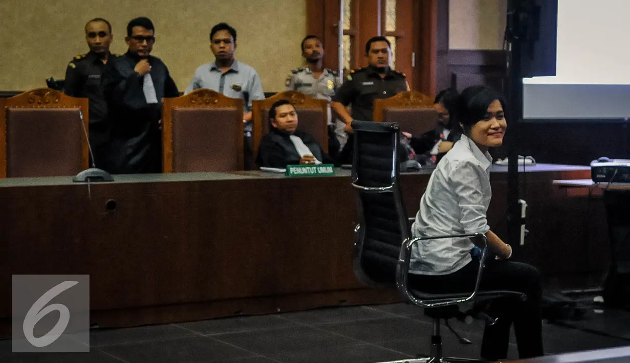 Jessica Kumala Wongso saat mengikuti sidang dengan agenda lanjutan pembacaan nota pembelaan (pledoi) di PN Jakpus, Jakarta, Kamis (13/10). Dalam pledoinya Jessica menyangkal telah membunuh Mirna. (Liputan6.com/Faizal Fanani)