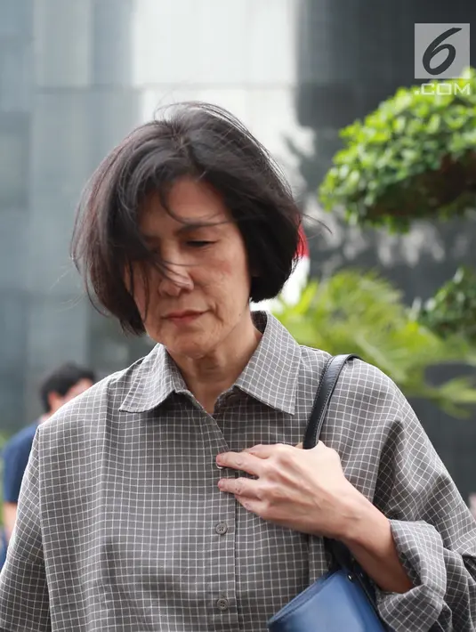 Mantan Manager Administrasi & Finance Connaught International Pte. Ltd. Sallyawati Rahardja usai menjalani pemeriksaan di gedung KPK, Jumat (2/8/2019). Sallyawati diperiksa dalam kasus dugaan suap pengadaan mesin dan pesawat di PT Garuda Indonesia (Persero) Tbk. (Liputan6.com/Herman Zakharia)