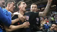 Yuri Cortez (bawah) terjepit saat para pemain Kroasia merayakan gol pada semifinal Piala Dunia 2018 di Luzhniki Stadium, Moskow, (11/7/2018). Yuri jatuh saat perayaan gol skuat Vatreni tersebut. (AP Photo/Frank Augstein)