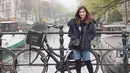 Gaya Nisya Ahmad saat berlibur di Amsterdam, Belanda pun tetap terlihat stylish. Ia memilih menggunakan jaket berwarna hitam yang dipadukan dengan syal serta tas dan sepatu berwarna senada. (Liputan6.com/IG/@nissyaa)