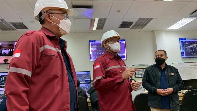 Direktur Utama Pupuk Kaltim Rahmad Pribadi (tengah) dan Direktur Operasi dan Produksi Pupuk Kaltim Hanggara Patrianta saat berada di Pabrik 5 Pupuk Kaltim, Bontang, Kalimantan Timur, Selasa (7/6/2022).