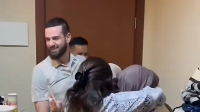 Kisah Haru Mudik dari Belanda ke Indonesia, Beri Kejutan Keluarga Tanpa Kabar. (Dok: TikTok @rekanael https://vt.tiktok.com/ZSr23Skq9/)