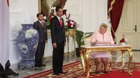 Perdana Menteri (PM) Norwegia, Erna Solberg menandatangani nota di Istana Negara, Jakarta, Selasa (14/4/215). Kunjungan PM Norwegia Erna Solberg dalam rangka memperkuat kerja sama bisnis. (Liputan6.com/Faizal Fanani)