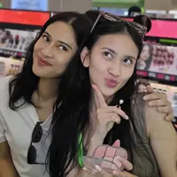 Intip pesona cantik Dian Sastrowardoyo dan Harleyava Princy jajal eyeshadow di Busan (@therealdisastr)