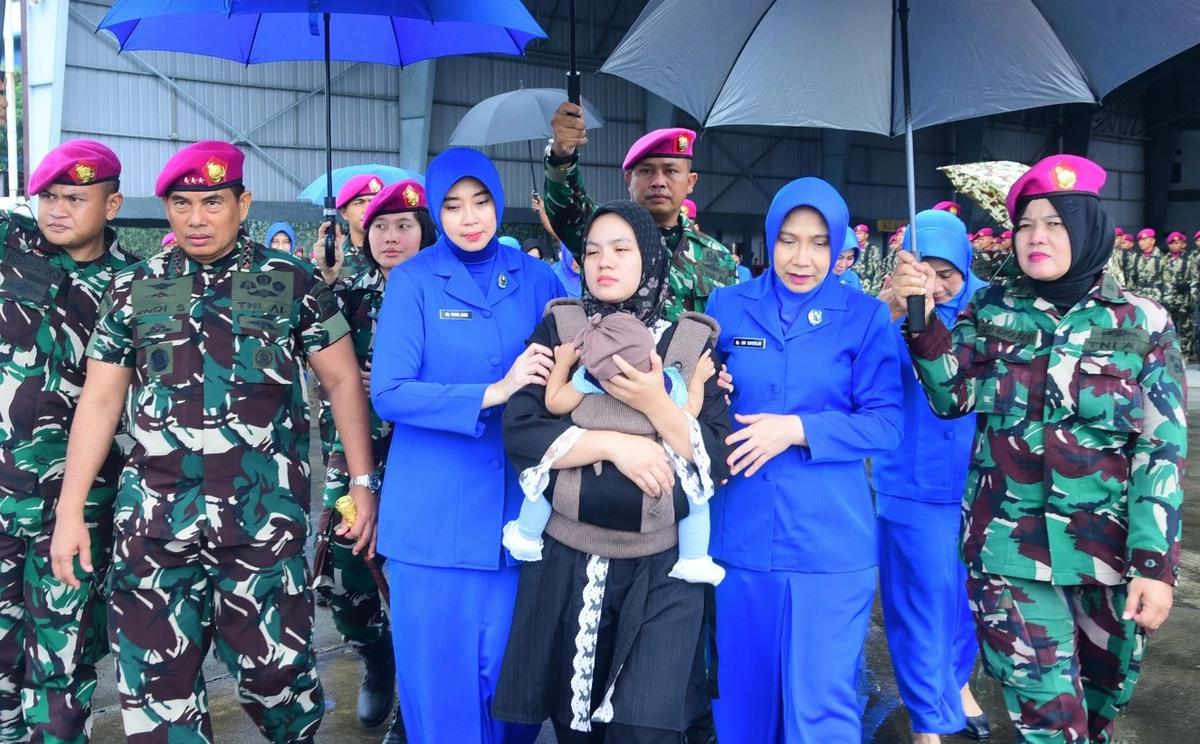 FOTO: Pelepasan Jenazah Dua Prajurit Marinir Korban Longsor Bandung