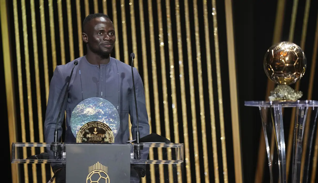 Pemain Bayern Munchen, Sadio Mane terpilih mendapatkan penghargaan Socrates edisi pertama saat acara puncak penganugerahan gelar Ballon d’Or 2022. (AP/Francois Mori)