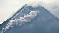 Gunung Merapi, Senin malam (7/3/2022), meluncurkan awan panas guguran dengan jarak luncur 2.000 meter (2 km) ke arah barat daya. (Liputan6.com/ BPPTKG)