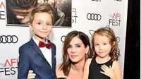 Sandra Bullock bersama kedua anaknya. (dok.Instagram @sandra.bullock.official/https://www.instagram.com/p/Br73Wh7lZwB/Henry