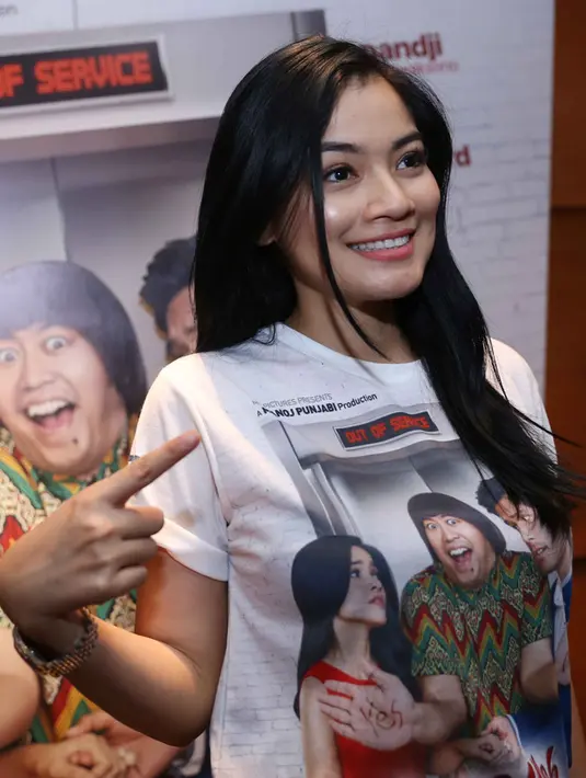 Saat ini Titi memang sedang sibuk melakukan promosi film terbarunya yang berjudul Insya Allah Sah. Bahkan ia sedang berbahagia lantaran filmnya tersebut berhasil mencapai 461.000 penonton  dalam satu minggu penayangan. (Nurwahyunan/Bintang.com)