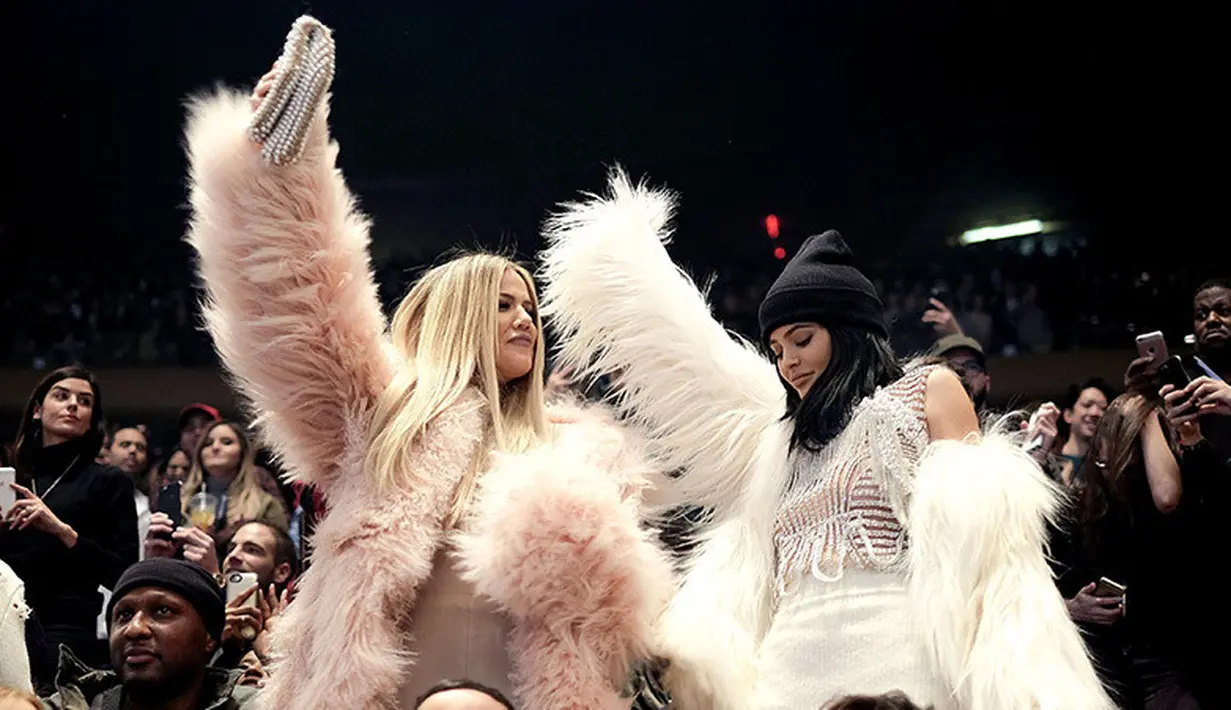 Khloe Kardashian akan melahirkan anak pertamanya di tahun 2018. Dikabarkan Kylie Jenner pun demikian. (HollywoodLife)