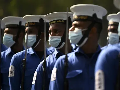 Personel militer Sri Lanka ambil bagian dalam latihan parade Hari Kemerdekaan di Kolombo (31/1/2022). Sri Lanka bersiap untuk menandai peringatan ke-74 kemerdekaan dari Inggris pada 4 Februari. (AFP/Ishara S. Kodikara)