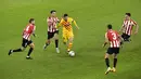 Pemain Barcelona Lionel Messi (tengah) menggiring bola melewati empat pemain Athletic Bilbao pada pertandingan Liga Spanyol di Stadion San Mames, Bilbao, Spanyol, Rabu (6/1/2021).Barcelona menang 3-2 dengan dua gol dari Lionel Messi. (AP Photo/Alvaro Barrientos)
