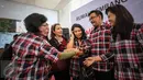 Cawagub DKI Jakarta, Djarot Saiful Hidayat didampingi istrinya, Happy Farida bersalaman dengan relawan di Rumah Lembang, Jakarta, Selasa (22/11). Djarot menggantikan Ahok dalam menerima aduan dan dukungan warga serta pendukung (Liputan6.com/Faizal Fanani)