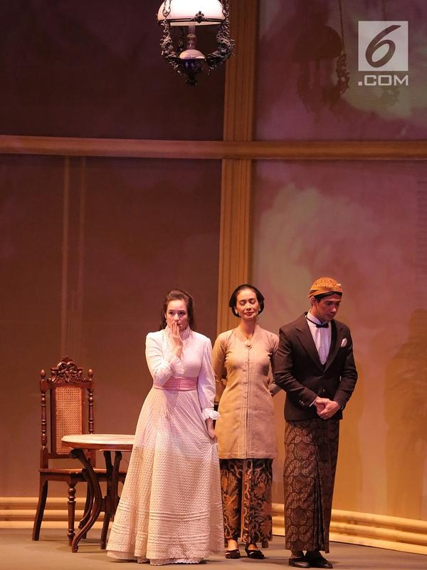 Reza Rahadian, Chelsea Islan dan Marsha Timothy dalam pertunjukkan Bunga Penutup Abad di Taman Ismail Marzuki, Jakarta (17/11). Pementasan ini dipersembahkan Titimangsa Foundation dan Bakti Budaya Djarum Foundation. (Fimela.com/Bambang E.Ros)