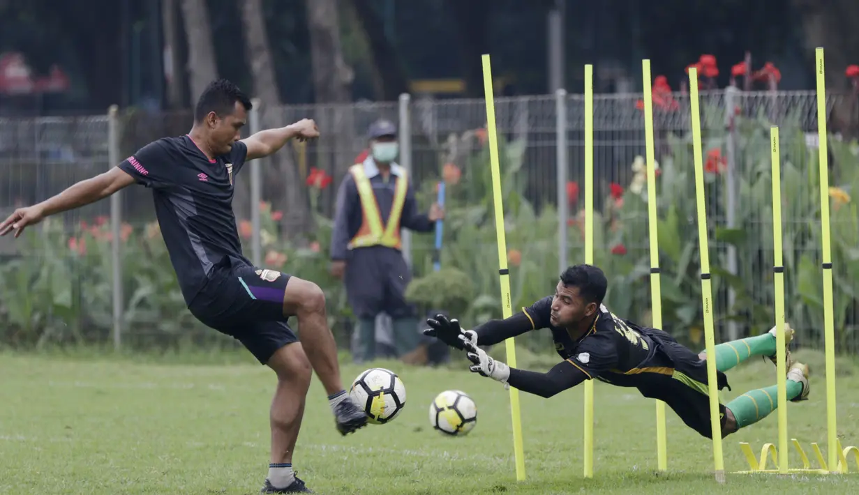 Kiper Bhayangkara FC, Fauzal Mubaraq, berusaha menangkap bola saat latihan di Lapangan ABC Senayan, Jakarta, Rabu (13/2). Latihan ini merupakan persiapan Piala Indonesia dan Piala Presiden. (Bola.com/Yoppy Renato)