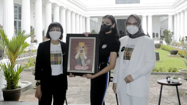 Nina Nugroho dan Sinta Ridwan dalam pergelaran busana Herstori di Jakarta, Maret 2022. (Foto: Dok. Koleksi Pribadi Nina Nugroho)
