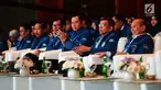 Sekjen Partai Demokrat Hinca Panjaitan (kedua kanan) bersama Komandan Komando Satuan Tugas Bersama (Kogasma) Partai Demokrat Agus Harimurti Yudhoyono (kedua kanan) menghadiri acara pembekalan Anggota Legislatif Partai Demokrat di JCC Senayan, Jakarta, Selasa (10/9/2019). (merdeka.com/Imam Buhori)