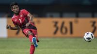 Bek Indonesia, Putu Gede, mengirim umpan saat melawan Chinese Taipei pada laga Grup A Asian Games di Stadion Patriot, Bekasi, Minggu (12/8/2018). Indonesia menang 4-0 atas Chinese Taipei. (Bola.com/Vitalis Yogi Trisna)