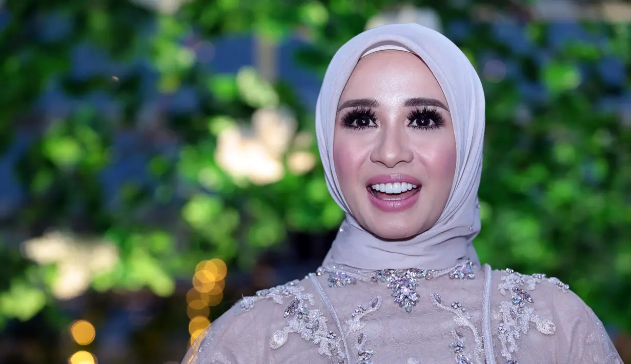 Sebelum pesta pernikahannya dimulai, Bella pun akhirnya menemui teman-teman media untuk sedikit melakukan jumpa pers. Saat ditanya soal bulan madu, Bella hanya meminta doa dan ingin acara ini selesai dahulu. (Deki Prayoga/Bintang.com)