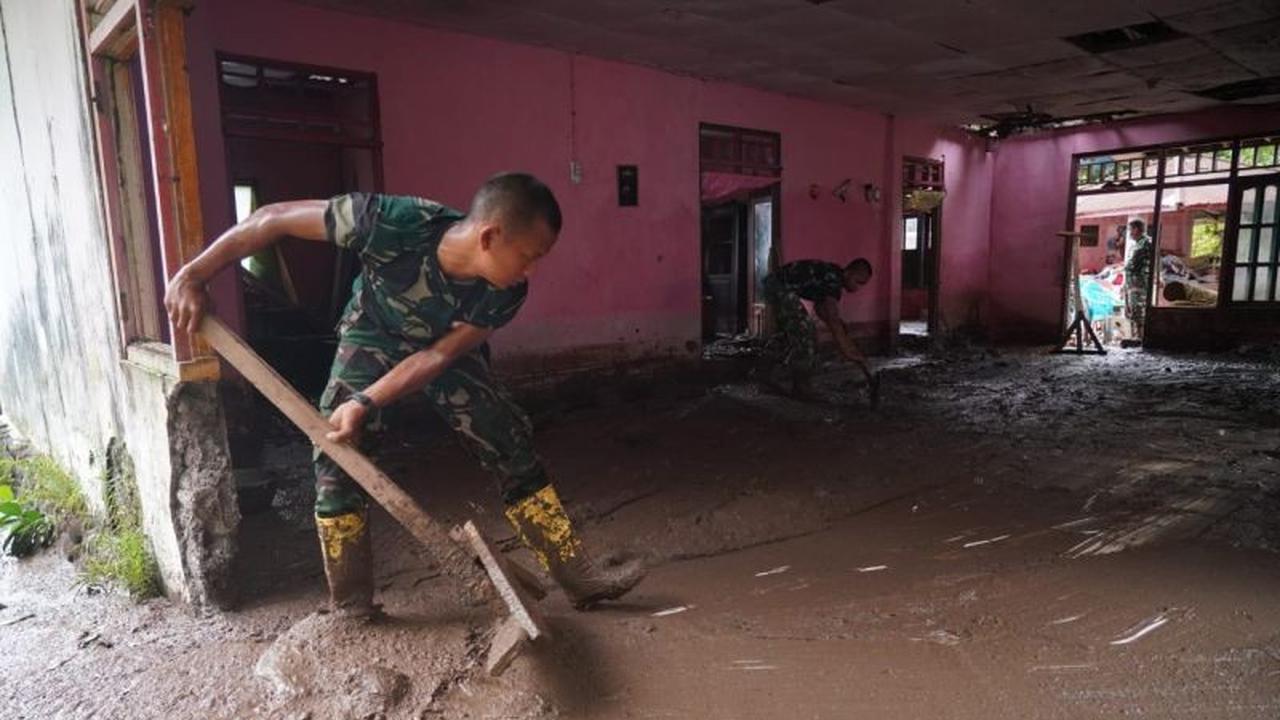 Kodam XIII/Merdeka Gencarkan Pembersihan Pulau Siau Pascabencana Banjir Bandang