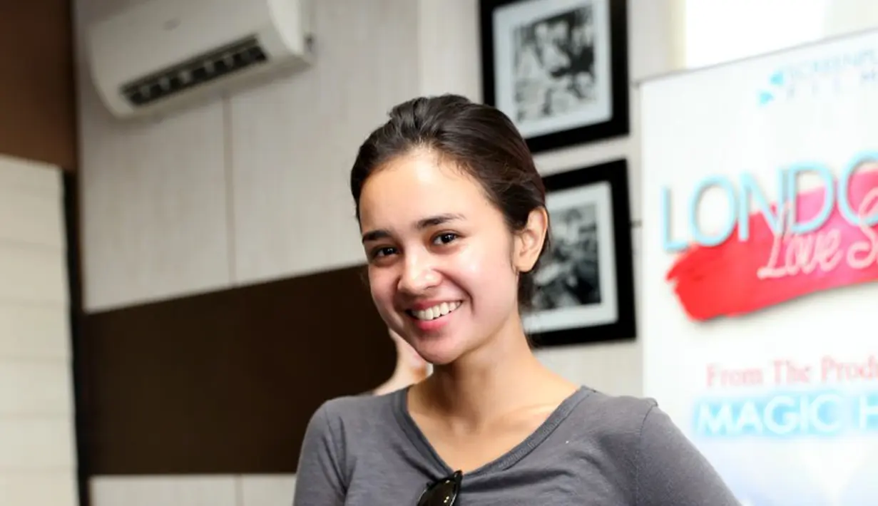 Michelle Ziudith mengaku kalau dirinya sangat menyukai masakan Indonesia. Tak heran bila Michelle membawa makan makanan Indonesia ke Inggris. (Andy Masela/Bintang.com)